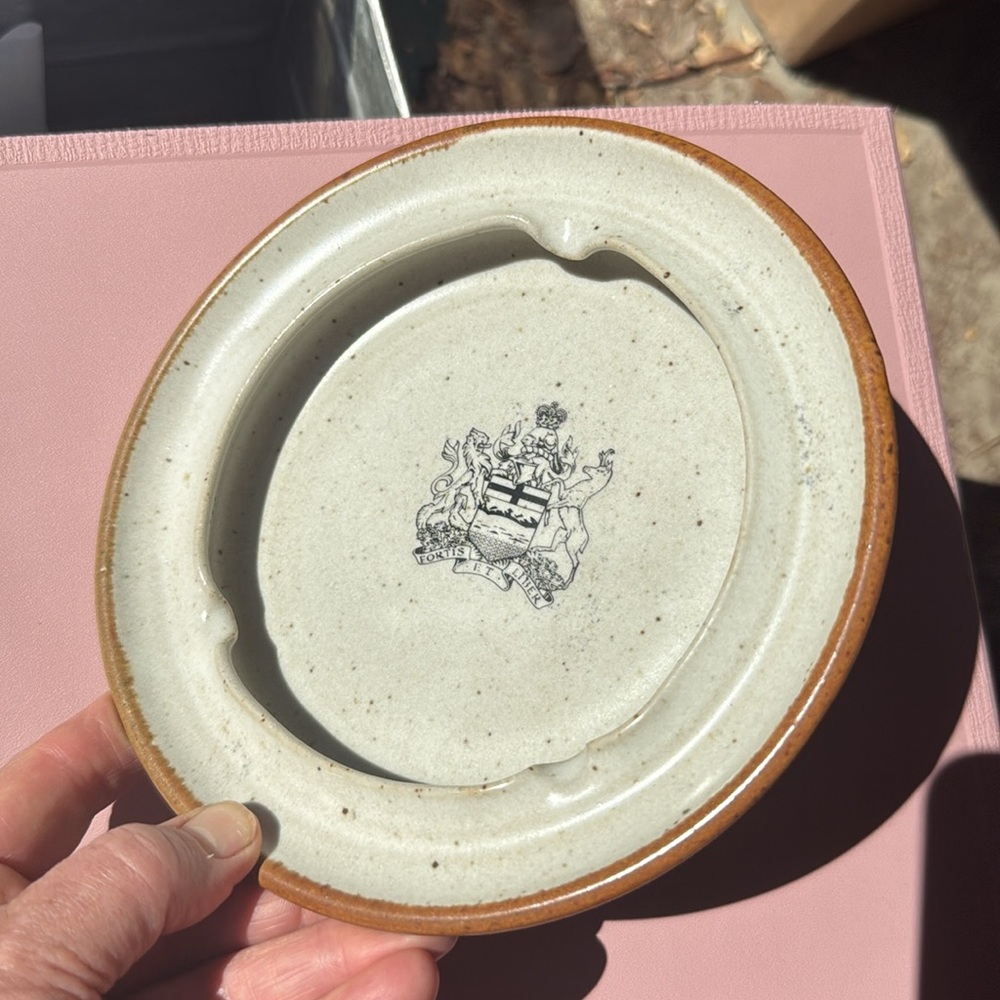 Vintage Canadian ashtray Beaver Flats Pottery-Handmade studio British‎ symbols - Picture 3 of 17